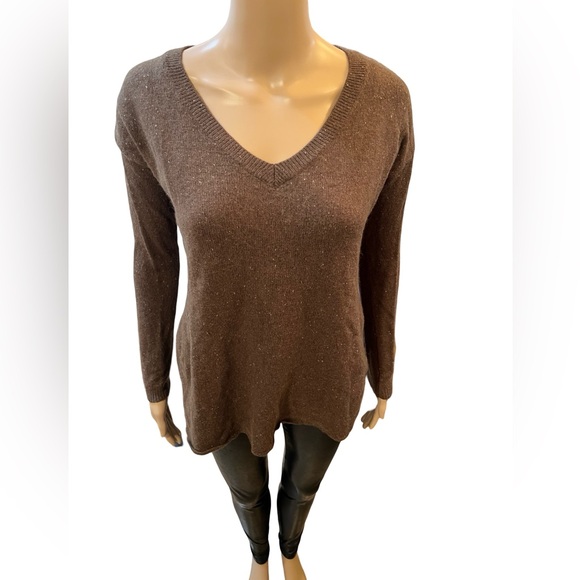 Cozy v neck sweater with side slits - Picture 7 of 11